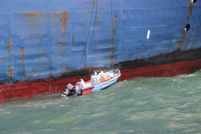 Personal del Ministerio de Salud se acercó al buque para tomar pruebas a los tripulantes.