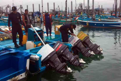 Un grupo de pescadores se alistan para salir a su labor en el mar.
