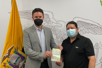 El diplomático del consulado ecuatoriano entrega el documento a