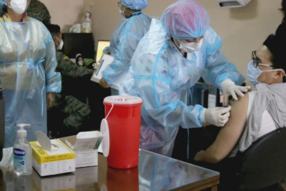 Las vacunas siguen siendo objeto de análisis, aún luego de aplicarse a nivel mundial