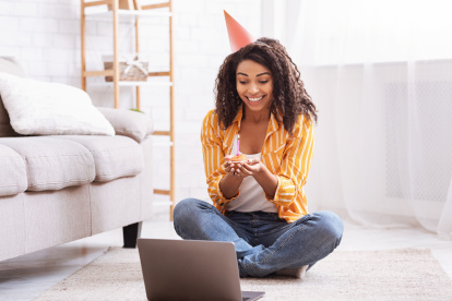 Mujer luce feliz al cumplir un año más de vida