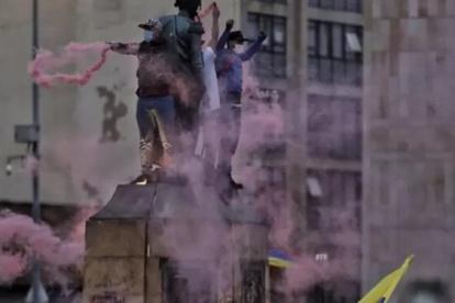 Ls protestas y el vandalismo no respetan ni a las estatuas de los próceres.