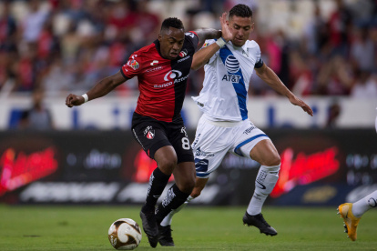 Renato Ibarra se retiró de la cancha a dos minutos del descanso por un problema muscular.