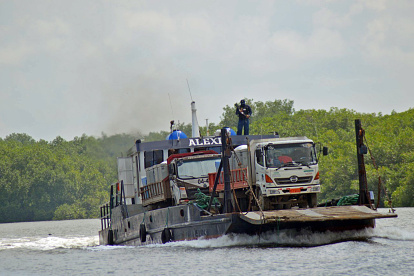 Empresas camaroneras tienen seguridad privada para la transportación de vehículos y sus productos.