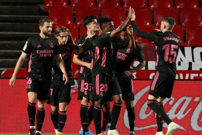 Los jugadores del Real Madrid celebran uno de los goles ante el Granada.