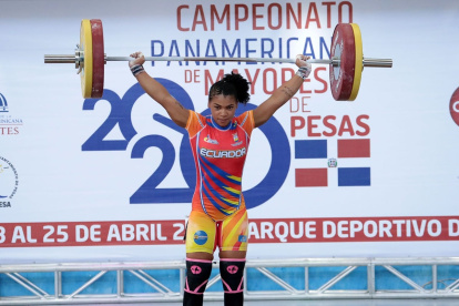 Angie Palacios logró tres preseas doradas en Cali, Colombia.
