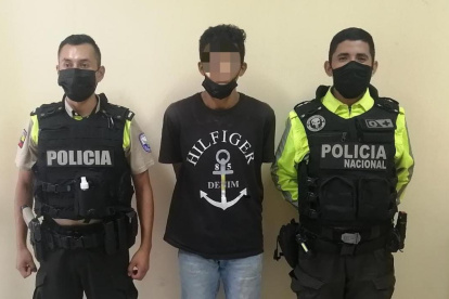 El ciudadano que fue visto empujando la moto quedó detenido para investigaciones.