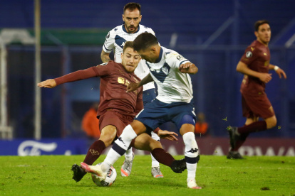 Buenos Aires (Argentina), 13/05/2021.- Velez Sarsfield"s Lucas Janson (R) in action against LDU Quito"s Lucas Piovi, during a group G match of the Copa Libertadores, at the Jose Amalfitani Stadium in Buenos Aires, Argentina, 13 May 2021. EFE/EPA/Marcos Brindicci / POOL Velez Sarsfield - LDU Quito