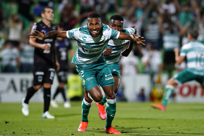 Ayrton Preciado celebra el tanto que le dio la victoria a su club.