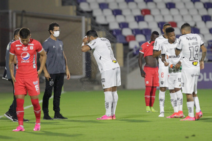 En el duelo de Copa Libertadores entre América de Cali y Atlético Mineiro, se detuvo en varias ocasiones el partido.