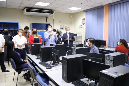 Francisco Morán, rector de la Universidad de Guayaquil, supervisa de cerca el desarrollo del concurso de méritos y oposición.
