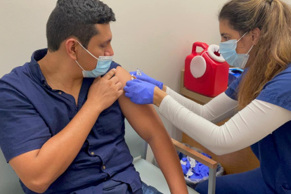 Una dosis. Javier Baquero aprovechó el proyecto de un viaje de paseo a Miami para acceder a la dosis de la vacuna de Johnson & Johnson, lo cual le permitió no extender el periplo más de una semana.