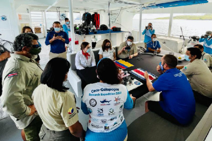 Los miembros de la expedición internacional, junto a las autoridades ecuatorianas, durante una reunión al llegar a Galápagos.