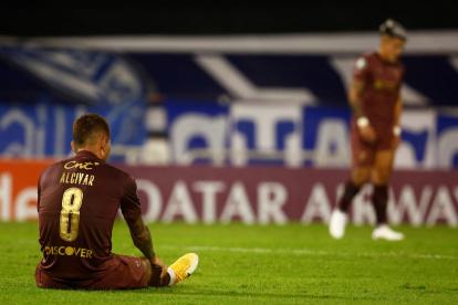 Jordy Alcivar se quedó en el piso después de la derrota del cuadro albo en Argentina.