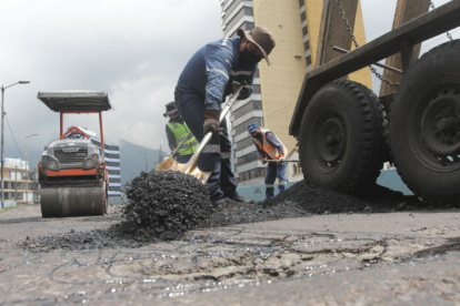 Obras. Los miembros de la brigada de bacheo cumplen turnos diurnos y nocturnos. Tienen un cronograma pero también van buscando los huecos.
