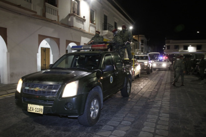 Operación. Militares perifonean por el parque de Latacunga y calles aledañas el inicio del toque de queda.