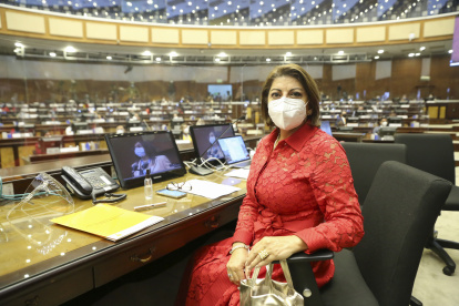 Andrade es la secretaria ad hoc de la sesión inaugural de la Asamblea Nacional.