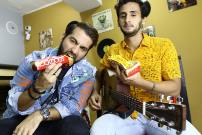 John Taleb y Juanse Piana en la sesión de fotos con EXPRESIONES por la promoción de "Mostaza", su nuevo sencillo.