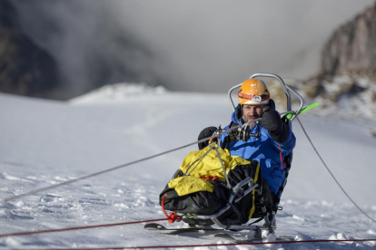 Sebastián Carrasco demostró su fortaleza en el exigente ascenso al Cayambe mediante cuerdas.