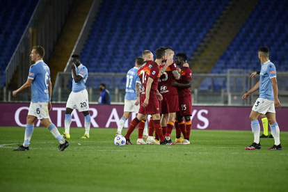 Los jugadores de la Roma festejan por el triunfo. A un costado pasa el ecuatoriano Felipe Caicedo lamentándose por el resultado.