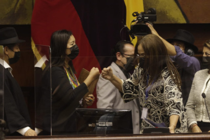 Guadalupe Llori es la nueva presidenta de la Asamblea. Pierina Correa la felicita.