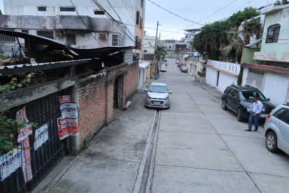 Problema. En un sector residencial no debe existir una bodega, se puede en zonas industriales; pero se están alquilando casas para que sirvan de depósitos como esta en Urbanor.