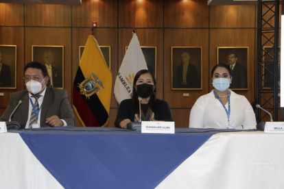 Guadalupe Llori en compañía del primer vicepresidente y la segunda vicepresidenta de la Asamblea Nacional.