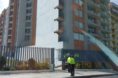 Varios agentes policiales se observan al exterior del edificio donde se produjo el incidente.