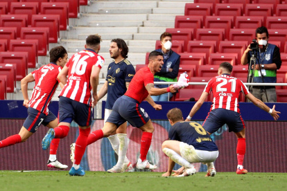 Luis Suárez, del Atlético, corre para celebrar su gol en la victoria ante el Osasuna.