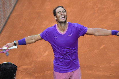 Rafael Nadal festeja luego de vencer a Novak Djokovic en Roma.