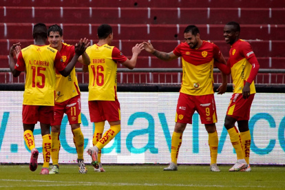 Los jugadores de Aucas celebra el primer gol del partido ante los albos en el Rodrigo Paz Delgado