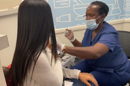 Mientras vacunaban a Michela.