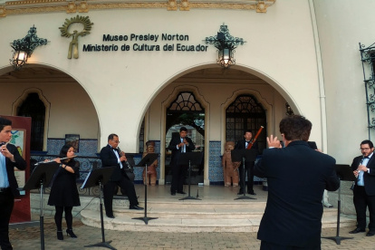 La Orquesta Sinfónica de Guayaquil rinde su homenaje a los museos llevando allí su música.