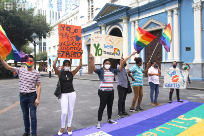 Miembros de la comunidad LGBTI en un plantón en el centro de Guayaquil.