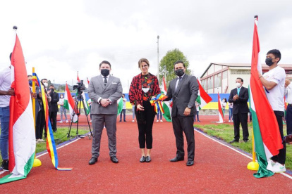 Entrega. Los dirigentes deportivos en el acto protocolario ayer en Cañar.
