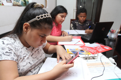 Los estudiantes de los planteles fiscales reciben sus tareas por Whatsapp una vez a la semana.