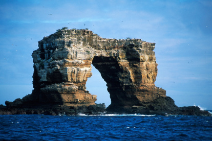 El llamado Arco de Darwin es una piedra natural que en algún momento formó parte de la isla del mismo nombre, a la que no hay como visitar por tierra, por norma de protección de la biodiversidad del archipiélago ecuatoriano.