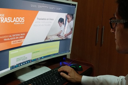 Padres de familia realizan en línea los traslados entre planteles fiscales.