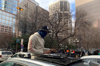 Referencial: Un grupo de personas reacciona hoy, martes tras conocerse el veredicto en el juicio contra el expolicía Derek Chauvin en Mineápolis.