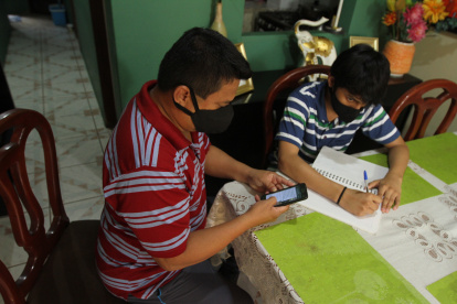 Los padres ayudan a sus hijos a desarrollar las tareas.