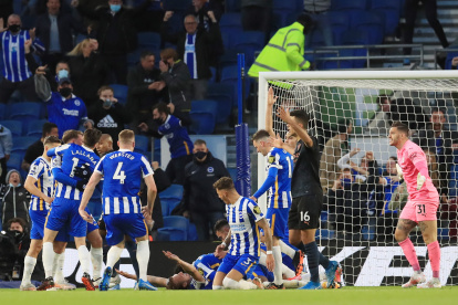 Dan Burn (centro) de Brighton celebra después de anotar el tercer gol del equipo ante el campeón de Inglaterra