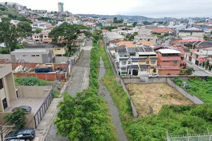El canal está ubicado al pie de la calle Guayasamín. La zanja divide la ciudadela Cumbres Bajas  de Los Ceibos, de Santa Cecilia.