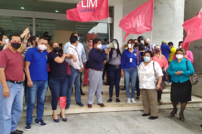 os bajos del edificio Joaquín Gallegos Lara (edificio Makro), donde funciona la Subsecretaría de Educación de la Zona 8.