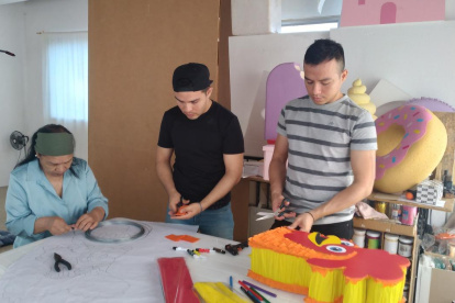 Los "chamitos" llevan ocho años ganándose el pan a través de la piñatería