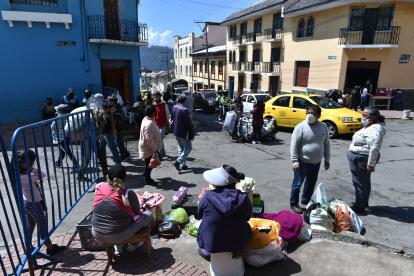 El Cabildo cercó la vía regenerada con vallas para impedir la venta informal. Los comerciantes, no obstante, se han colocado junto a ellas.