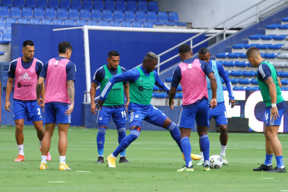 Alejandro Cabeza (i), delantero de Emelec, es la alternativa de Ismael Rescalvo para comandar la ofensiva azul ante la posible baja de Facundo Barceló. Luca Sosa y Aníbal Leguizamón (i) no estarán por suspensión.