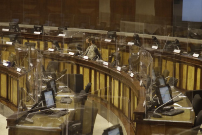 Reunión. El asambleísta Esteban Torres, de las filas socialcristianas, se queda solo en el pleno de la Asamblea una vez suspendida la sesión de ayer.