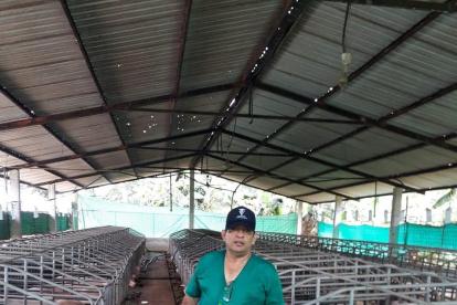 El doctor Fabián Maza trabajando en una granja de Ecuador.