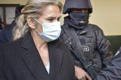 La expresidenta de Bolivia guarda prisión, acusada de terrorismo y otros cargos