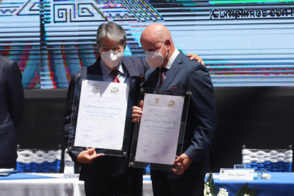 Guillermo Lasso ingresa al Centro Cultural Metropolitano de Quito para recibir del Consejo Nacional Electoral.